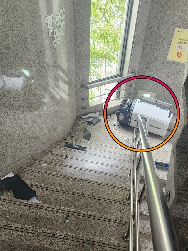 구미 인공지능 AI 로봇 주무관, 너무 피곤하셨나.. 계단에서 굴러떨어져 파손.. 관련 이미지
